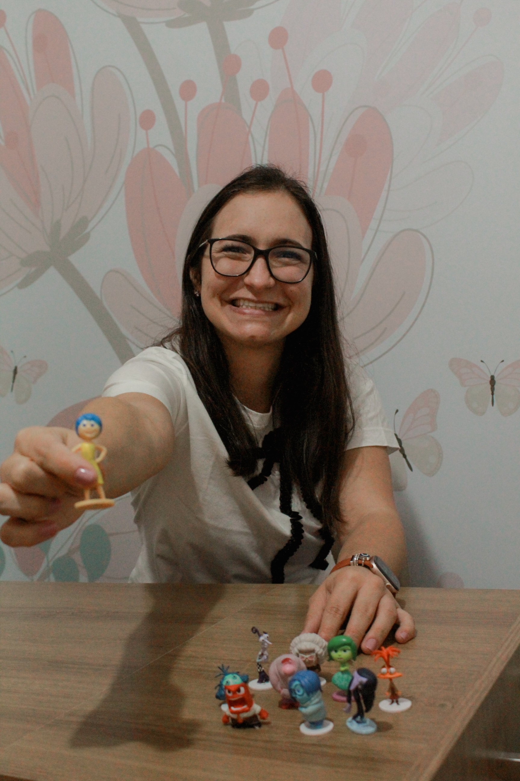 Paola Milani sorrindo em seu consultório